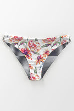 Charger l'image dans la galerie, Bas de bikini r¨¦versible ray¨¦ floral
