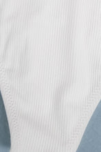 Charger l'image dans la galerie, Bas de bikini ¨¦chancr¨¦ blanc avec bordure contrastante