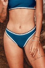 Charger l'image dans la galerie, Bas de bikini taille basse avec bordure en crochet