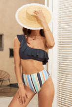 Charger l'image dans la galerie, Bikini haut ¨¤ une ¨¦paule et volants taille haute ¨¤ rayures
