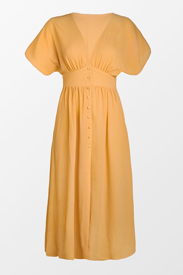 Robe jaune fendue et boutonn¨¦e sur le devant