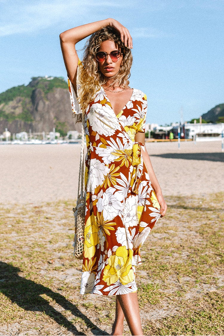 Robe portefeuille fleurie nou¨¦e ¨¤ la taille