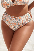 Charger l&#39;image dans la galerie, Bas de bikini grande taille fronc¨¦ fleuri
