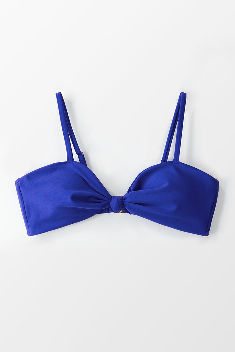 Haut de bikini bleu nou¨¦ devant 
