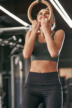 Charger l&#39;image dans la galerie, Soutien-gorge de sport ¨¤ maintien moyen et ¨¤ col en U
