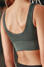 Charger l&#39;image dans la galerie, Soutien-gorge de sport ¨¤ maintien moyen et ¨¤ col en U
