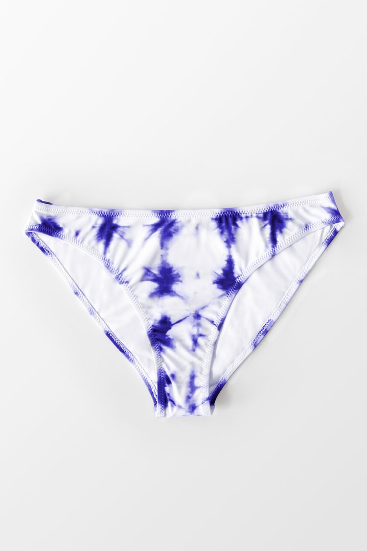 Bas de bikini taille basse tie-dye bleu et blanc
