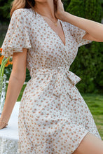 Charger l&#39;image dans la galerie, Robe trap¨¨ze fleuri ¨¤ manches de cloche et col en V
