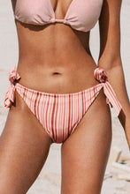 Charger l&#39;image dans la galerie, Bas de bikini nou¨¦ sur le c?t¨¦
