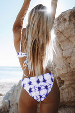 Charger l&#39;image dans la galerie, Bas de bikini taille basse tie-dye bleu et blanc
