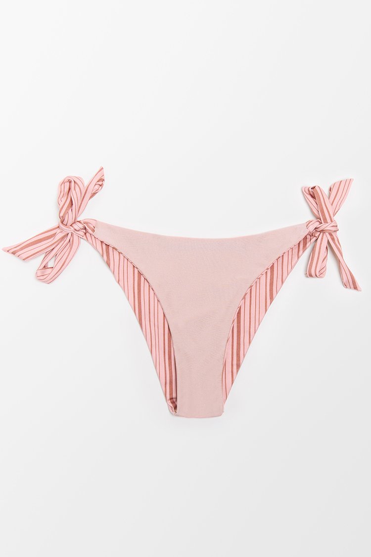 Bas de bikini nou¨¦ sur le c?t¨¦